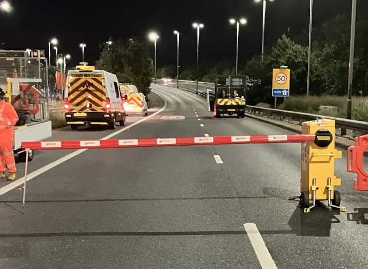 Colas boosts night-time safety and efficiency on the M275 with  INSTABOOM&trade; remote barrier system