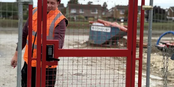 construction worker using SOSEC 600 to exit construction site.